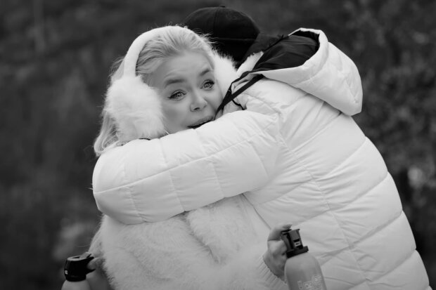 Аліна Гросу, кадр з кліпу на пісню "Жити на повну"