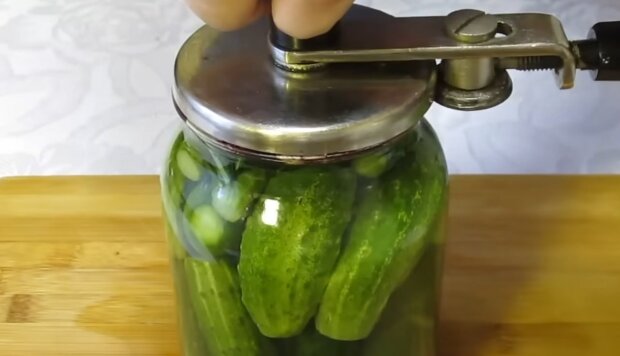 Маринование огурцов, фото: youtube.com