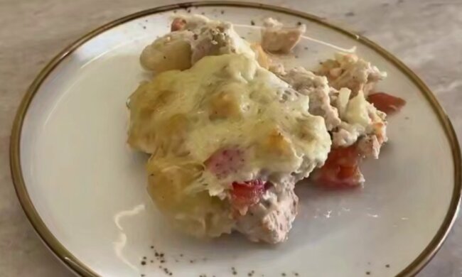 Запеканка с курицей и ананасами, кадр из видео