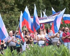 Жители оккупированного Донбасса с флагами РФ