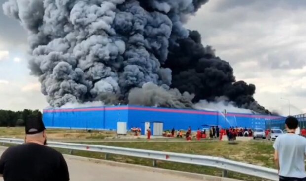 Кара небесная: в России горит известнейший склад. Клубы дыма видно с самолетов. Пепел уносит на километры. Видео