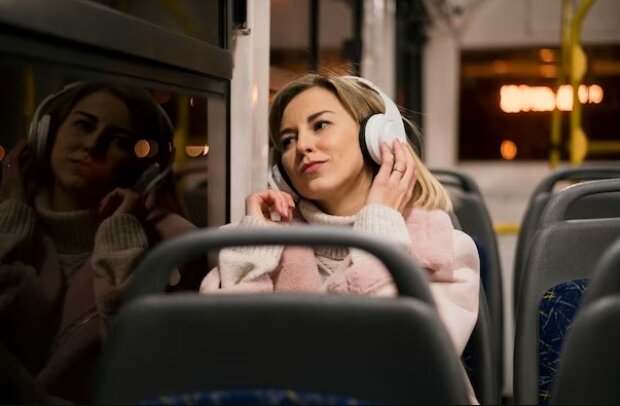 Слухає музику у транспорті, фото: youtube.com