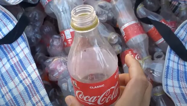 Пластикова пляшка: скрін з відео