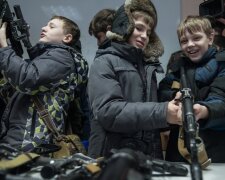 Учат убивать украинцев с детства: в россии школьников будут обучать стрельбе из автомата и бросанию гранат