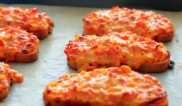 Рецепт кабачково-морковных бутербродов с сыром, запеченных в микроволновке. Фото: YouTube