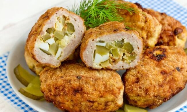 Такого вы точно не пробовали: рецепт аппетитных свиных зраз с творогом и зеленью