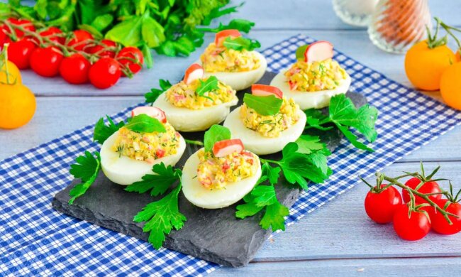 Вы пожалеете, что не готовили это раньше: рецепт яиц, фаршированных крабовыми палочками