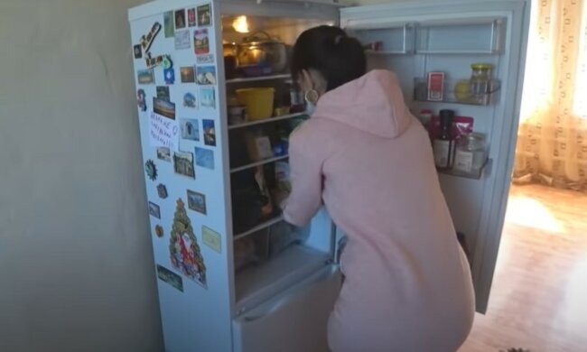Холодильник з продуктами. Фото: скріншот YouTube-відео