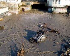 Конец света в Ялте: город уходит под воду, дома затопило. Все в грязи. Вода заходит на чердаки