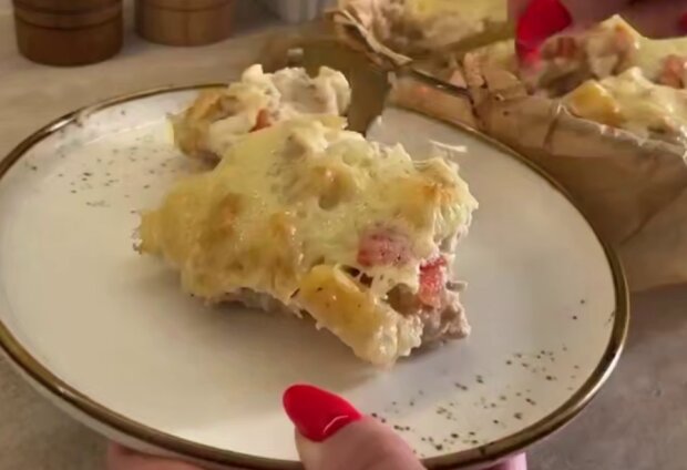Запеканка с курицей и ананасами, кадр из видео