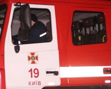 Работают медики и спасатели: в Киеве столб черного дыма поднимается до облаков. Видео