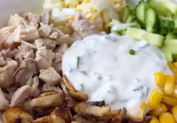 Салат з куркою, грибами та кукурудзою, кадр з відео