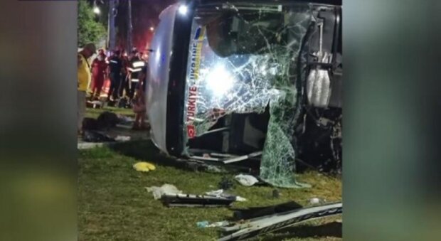 Біда у Туреччині: перекинувся автобус з українцями. Фото та подробиці аварії