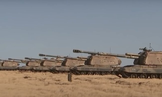 Танки і БТР на під'їзді. У Мережі "гуляють" відео пересувань російських військ