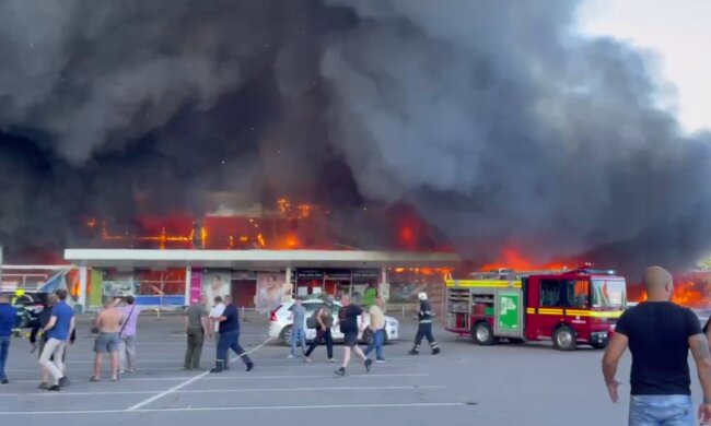 Страшно смотреть: фото и видео обстрела торгового центра, где было более тысячи украинцев