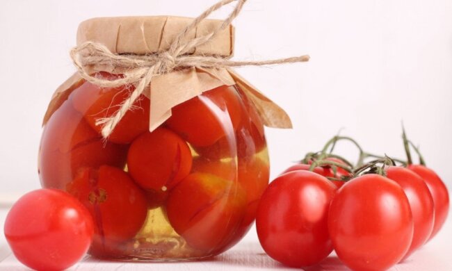 Мариновані помідори в яблучному соку, фото: youtube.com