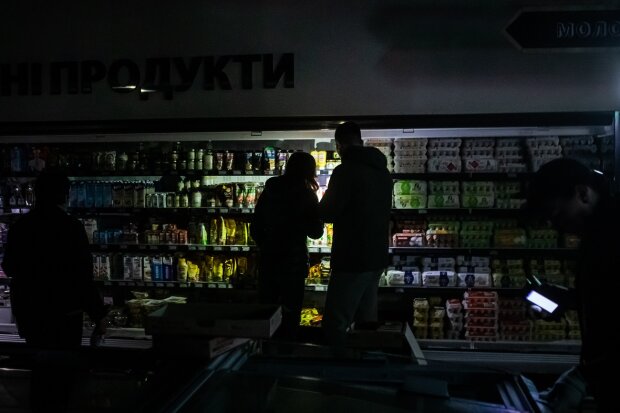 Краще зробити запаси та відкласти гроші: українцям розповіли, що буде з продуктами у магазинах при повному блекауті