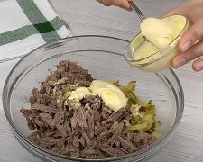 Король стола: рецепт салата с говядиной, ветчиной, шампиньонами и маринованными огурчиками