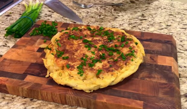 Рецепт сытного омлета по-испански с курицей, сыром и картофелем. Фото: YouTube