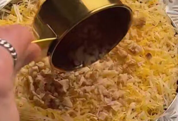 Салат з куркою та чорносливом, кадр з відео