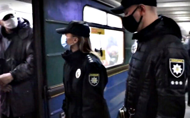 Проверки в поездах. Фото: скриншот YouTube-видео.