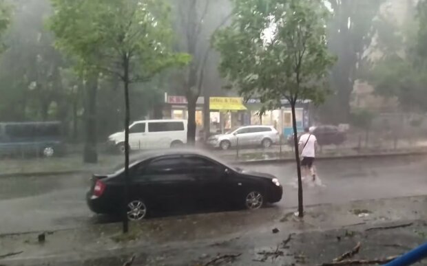 Сильна злива. Фото: скріншот YouTube-відео