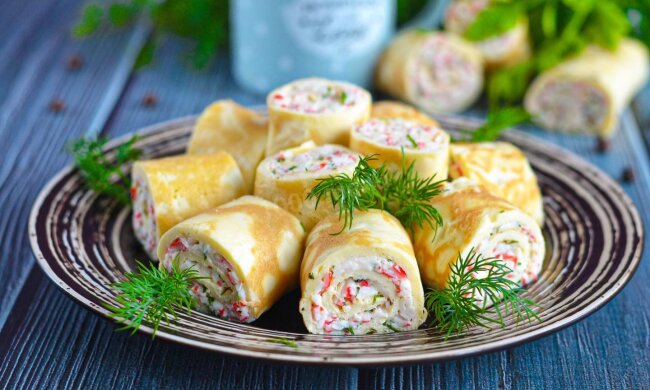 Вас будуть просити робити їх постійно: рецепт млинців з крабовими паличками та сиром