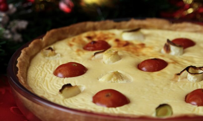 Рецепт ніжного сирного рулету з оливками та помідорами. Фото: YouTube