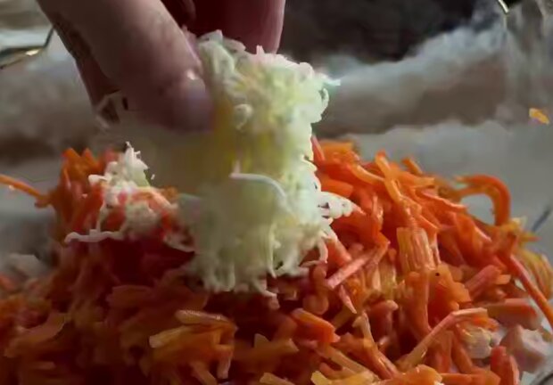 Рулет с курицей и корейской морковкой, кадр из видео