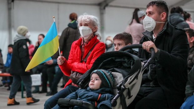 Вводятся строгие ограничения: как теперь украинские беженцы будут получать в Германии выплаты на спецкарты