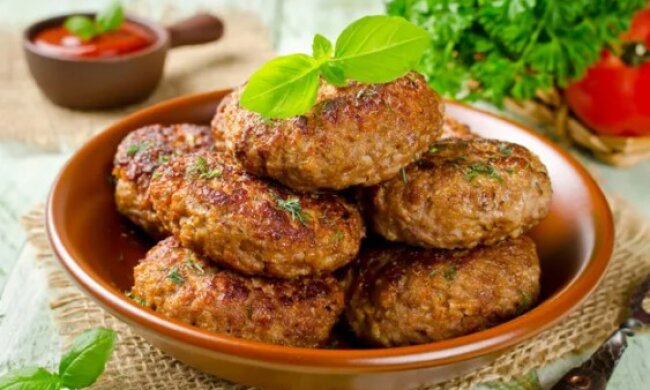 Вже від одного запаху вам захочеться з'їсти одразу 5 штук: рецепт котлет з вівсяних пластівців та грибів