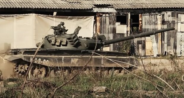 Россия срочно перебрасывает в Украину списанные танки без защиты. Видео