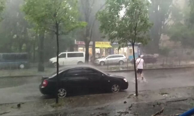 Сильна злива. Фото: скріншот YouTube-відео