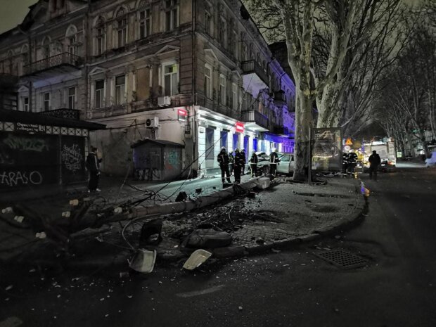 Снесло столбы, как кегли: в Одессе авто превратило улицу в руины и разбилось вдребезги. Фото