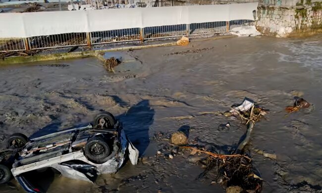 Водна стихія в Ялті: місто не впізнати, понад 100 вулиць розмито водою. Як кінець світу