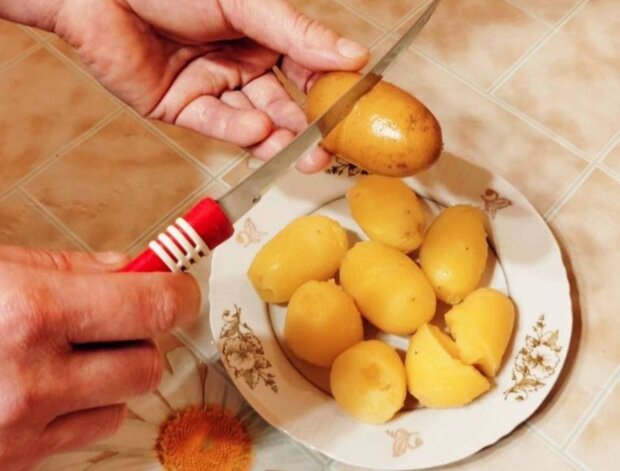 Тепер не треба мучитися: як за дві секунди зняти шкірку з відвареної картоплі