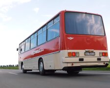 Британські автобуси відпочивають. У мережі показали рідкісний кабріолет «Ікарус»