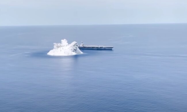 Круче, чем в фильмах: США проверили прочность авианосца 18-тонной бомбой. Видео взрыва