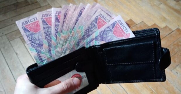 На тысячу гривен больше: украинцам пересчитали зарплаты. Кому повезло