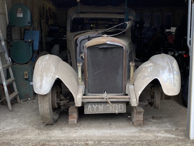 Пылился 30 лет: на ферме нашли уникальный заброшенный Bentley. Фото