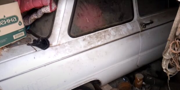Новенький ЗАЗ в заброшенном гараже: скрин с видео