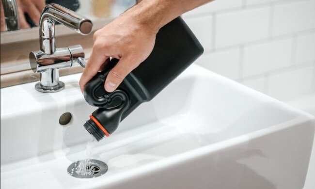 Є на будь-якій кухні: як за допомогою недорого засобу позбавитися неприємного запаху з раковини