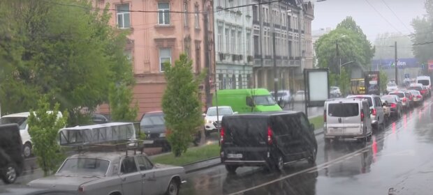 Оминайте дерева та закрийте вікна: в Україні оголосили штормове попередження. Де розгуляється негода