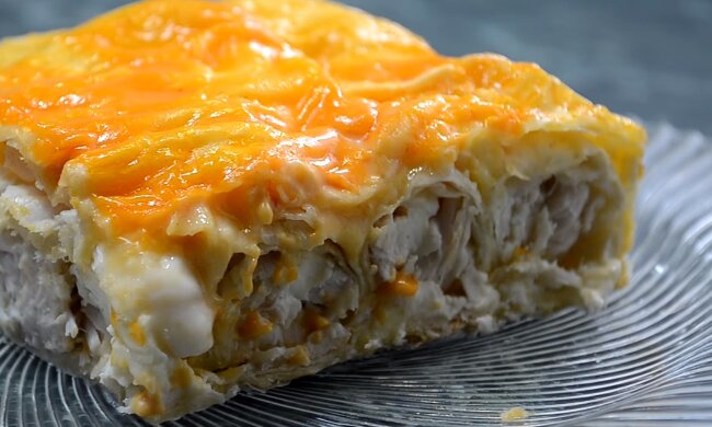 Задоволення гарантоване: рецепт швидкого пирога з лавашу з куркою та сиром