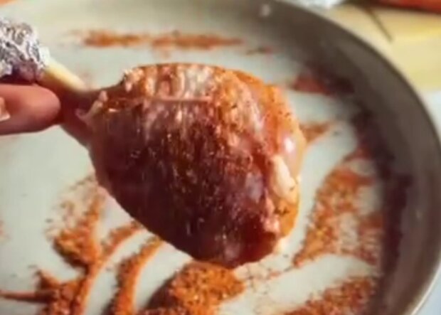 Курячі чупси, кадр з відео