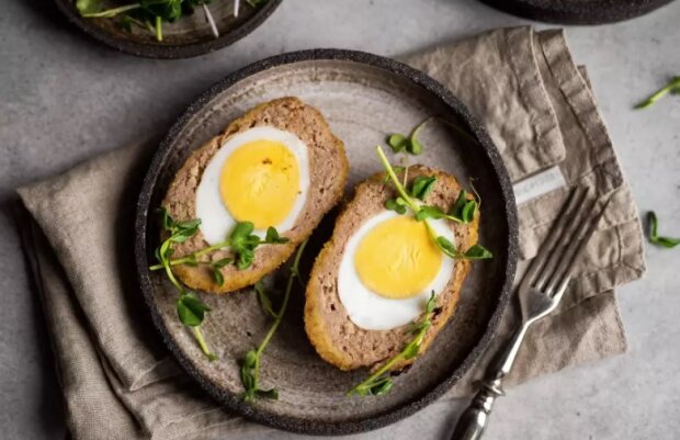 Тепер вам захочеться готувати їх тільки так: рецепт курячих яєць у фарші по-шотландськи