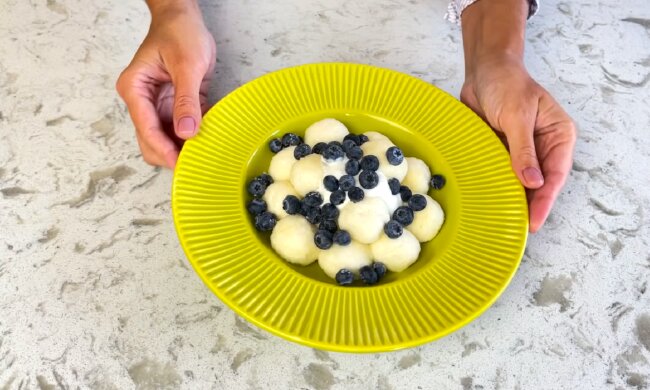 Рецепт швидких лінивих вареників, які робляться на ряжанці. Фото: YouTube