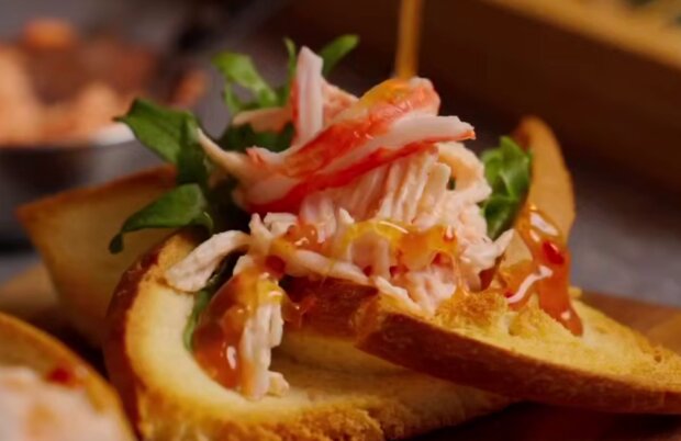 Закуска с крабовыми палочками, кадр из видео