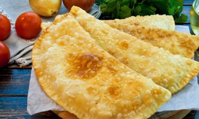 Они получаются необыкновенно сочными: рецепт чебуреков на пиве с мясным фаршем