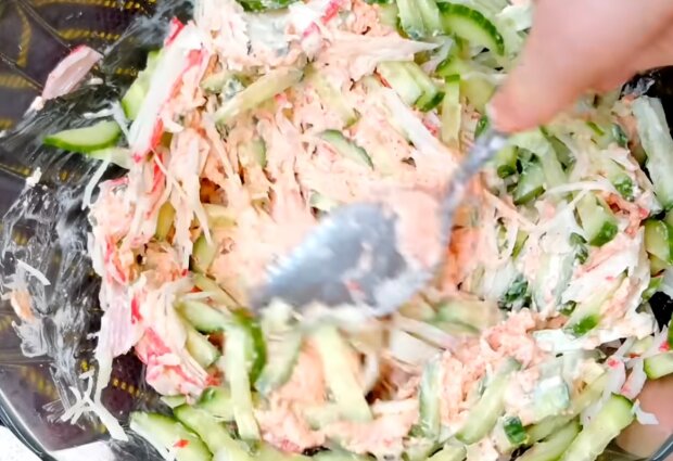 Закуска з крабових паличок, кадр з відео